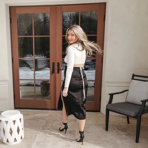 ASTR PERRY RUCHED SIDE SLIT MIDI SKIRT